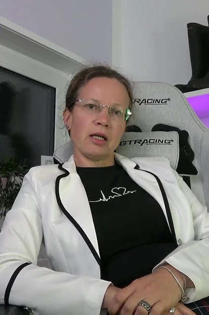 Я покажу тебе, что неудачникам, как тебе разрешено делать