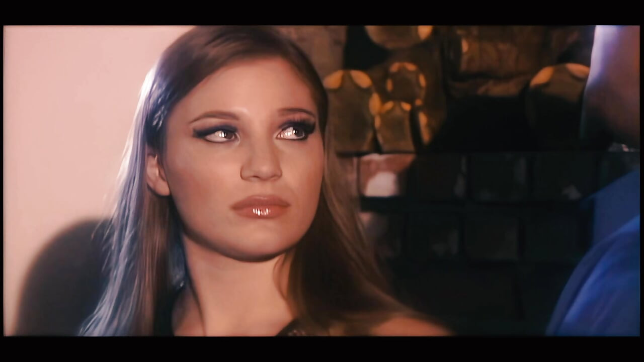 Aurora Snow'un o kadar sıkı bir götü var ki aygırı yavaş bir şekilde sikini çalışmak zorunda