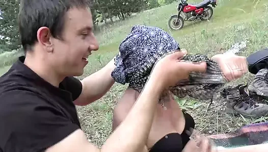 Becerikli Alman nine genç bir adamı tarlada mutlu ediyor