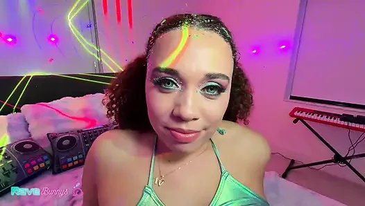 Kandi yığılmış Willow Ryder yatağı ikinci ana aşamaya dönüştürüyor!