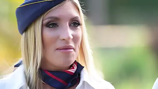 İki hostes bir yolcuyla seks yapıyor!