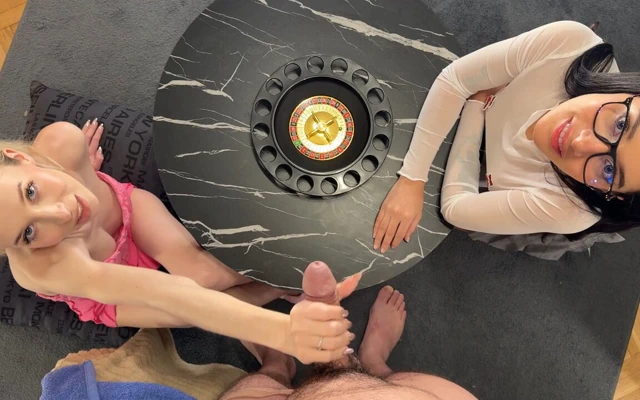 Noel için boşalma meydan okuması üçlü grup seks cfnm ve taşaklarla oynama ve kazara mahvolmuş orgazm