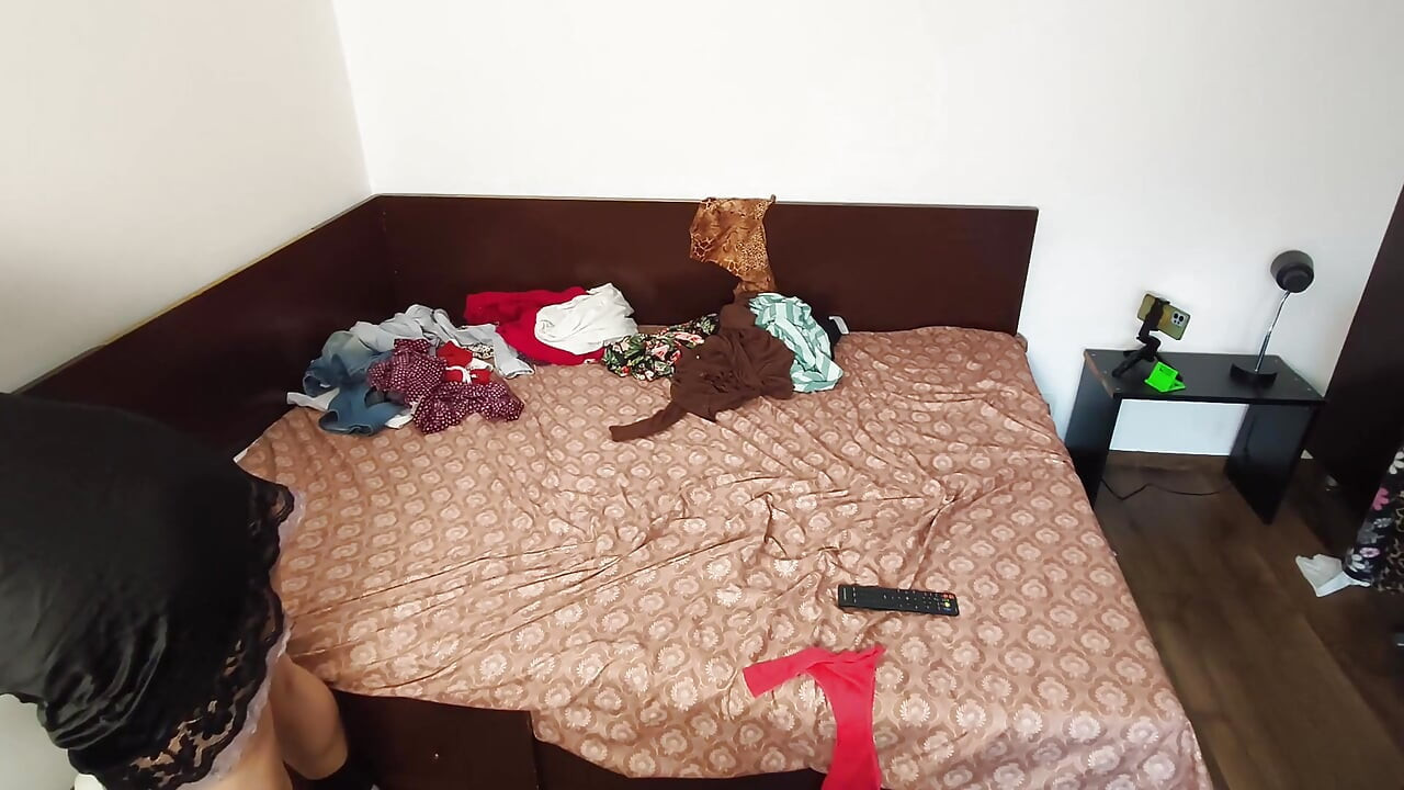 Amatör Evli Kadın, Amatör Evli Kadın Kıyafetlerini Denemekten Ve Kesmeden Hoşlanıyor.