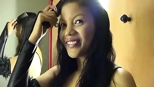 Geyşa, güzel asyalı mestizo film çekme gününden sonra otelde rahatlıyor