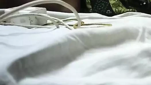 Tamil gavat çift ateşli göğüslerini emiyor