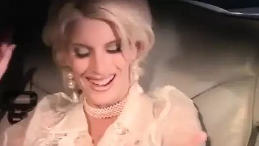 Güzel yuvarlak götlü vahşi erkek delisi arka koltukta sert domalarak sikiliyor