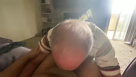 Yaşlı adam 20 yaşındaki horoz üzerinde hızlı bir bj verir