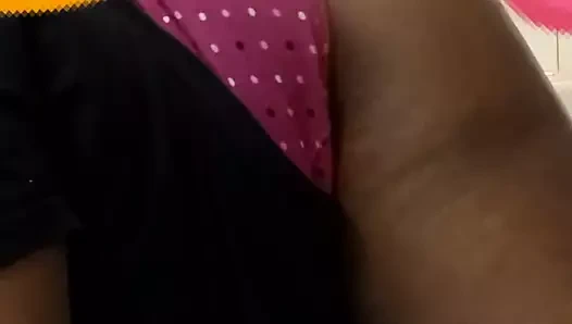 Yatakta biraz benimle vakit geçiriyor