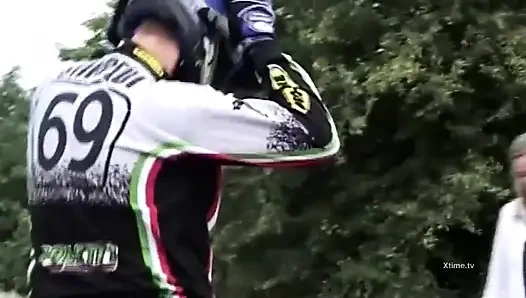 Motokros'ta bir gün iyi bir sikişe dönüşüyor