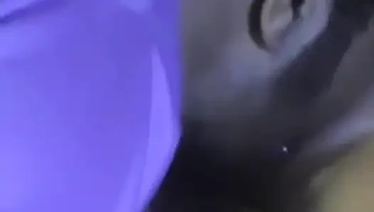 Genç adam iri güzel sokak kedisi ile döllenmek için sikişiyor