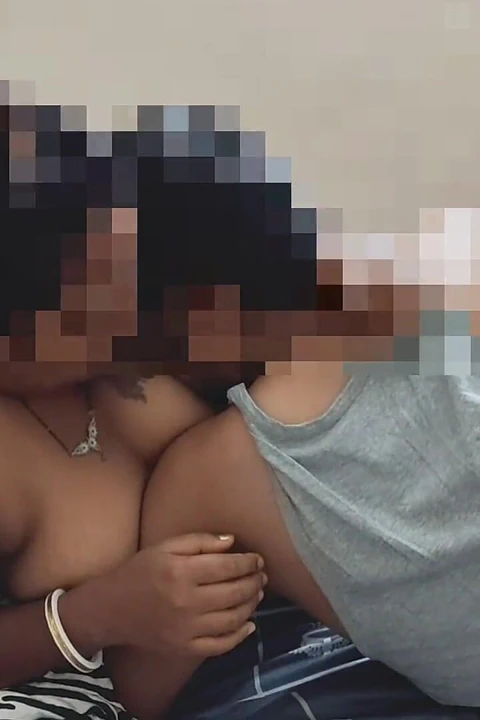 Hintli evli kadın arkadaşımı sikerken karımın yarağını yalıyor