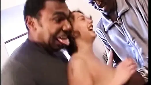 Büyük memeli orta yaşlı seksi kadın iki canavar siyah yarakla sikiliyor ve yüzüne boşalıyor
