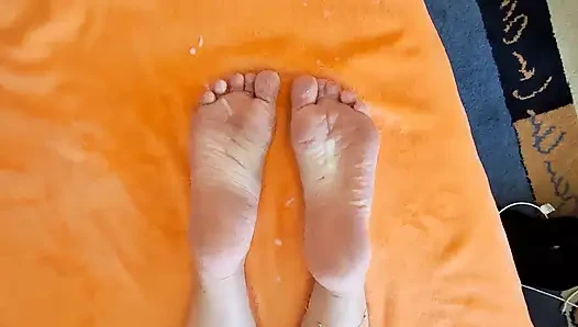 Kızım ayaklarımın arasına alıyor