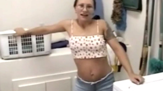 Gözlüklü pis bir esmer küçük bir yarağa sakso çekiyor