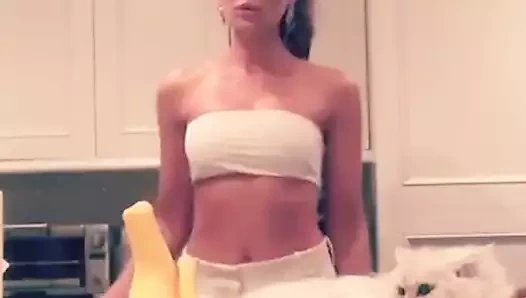 Kate Beckinsale evde dans ediyor