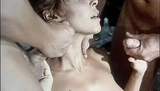 Azgın orta yaşlı seksi kadın sert sikiliyor
