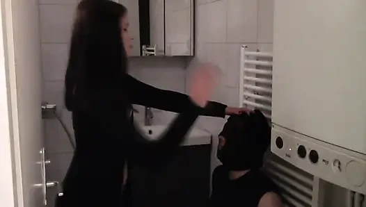 Tanrıça Gloria kölesini tokatlıyor