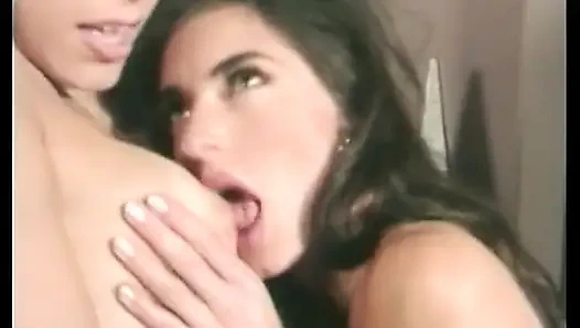 Çekici lezbiyen bebek amını yalatıyor ve oynuyor