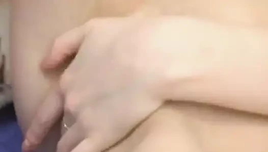 Sevimli sarışın kız şeritler ve yatakta herlsef memnun