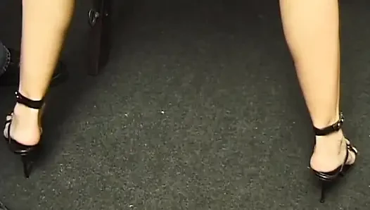 Maskeli adam gözleri bağlı sarışın orta yaşlı seksi kadın