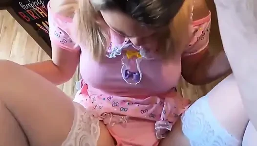 Сладкая тинка отмечает свое 18-летие со своим отчимом