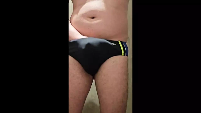 Siyah speedo ile rastgele adamlarla mastürbasyon yapıyor ve boşalıyor