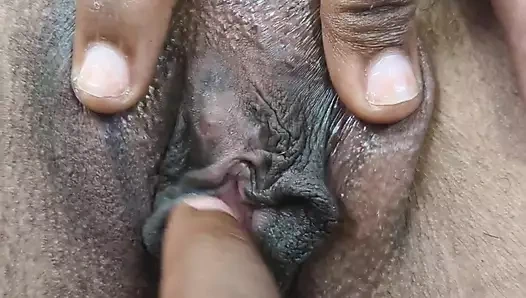 Ateşli hatun amını tıraş ederken sikişmeye hazırlanıyor