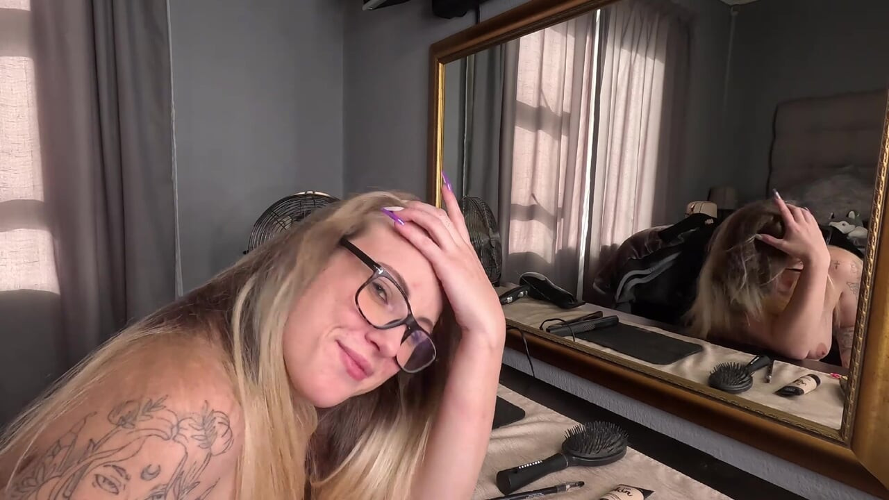 SEKSI DÖVMELI SARıŞıN KıZ SAÇLARıNı VE MAKYAJıNı ÇıPLAK YAPıYOR