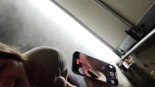 Une femme sexy parfaite suce une grosse bite