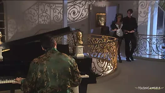 Bir esmer genç kız iki Fransız beyefendiyi çok sert boşaltıyor