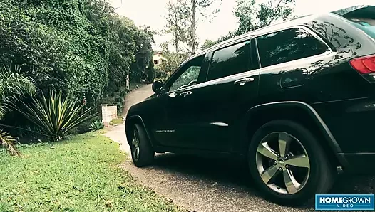 Ateşli piliçler Scarlett Taylor ve Naomi büyük yarakla ziyafet çekiyor