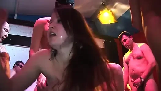 Olgun sarışının götü damlıyor grup seks partisi