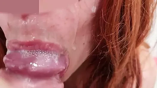 Ev hanımı tesisatçıyı sikiyor ve yüze boşalmayla bitiriyor.