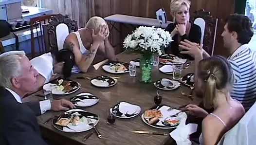 Adamlar vahşi üçlü seksten sonra saç örgüsü ve seksi etekli azgın genç kızın yüzüne bakıyor