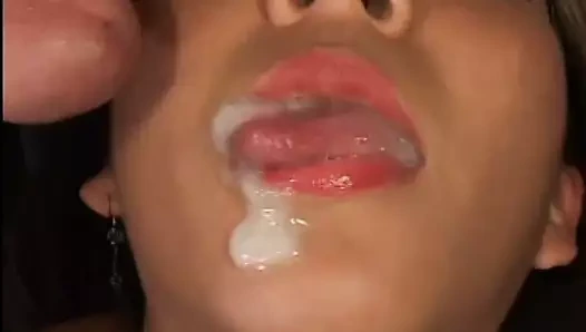 Seksi kaltak alır horoz ve yapay penis içinde ona kedi