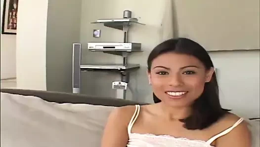 Megan Martinez derinden sikildikten sonra gururla yüzüne döl giyiyor