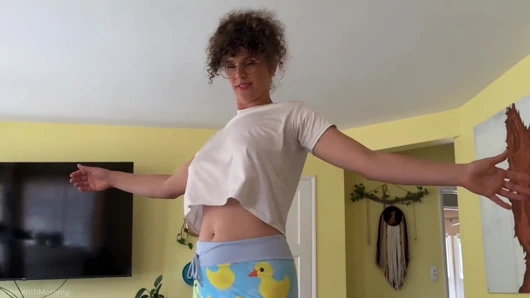 Üvey anne arkadaşının önünde ne kadar edepsiz olduğunu gösteriyor