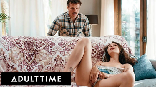 ADULT TIME - azgın Liz Jordan röntgenciyi mastürbasyon yaparken yabancıyı yakalıyor ve onunla sikişiyor!