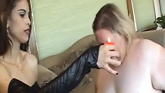 Seksi esmer tombul sarışın fahişelerin göğüslerini çekiyor