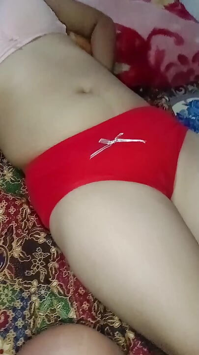 Hintli genç kız Manita erkek arkadaşıyla sert sikişiyor..