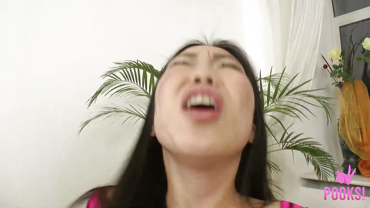 Tam video! Azgın kendi kendine şaplak atıyor Asyalı bebek Lucy H genç oryantal amına dildo sokuyor!