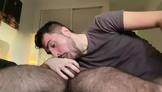 Genç adam arkadaşının sütünü yutuyor