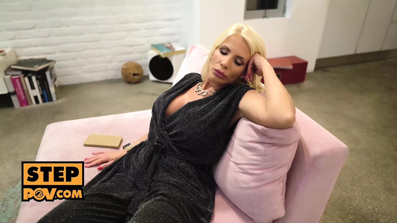 Bakış açısı - azgın üvey anne Tiffany Rousso genç yarak istiyor