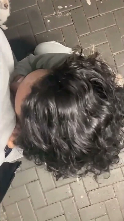 Dövmeli orta yaşlı seksi kadın açık havada yarak emerken yakalandı