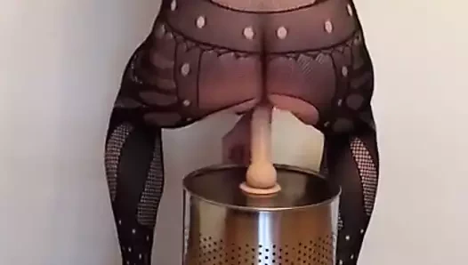 sarışın kaltak içinde bodystocking ve yüksek topuklu sürme bir dildo