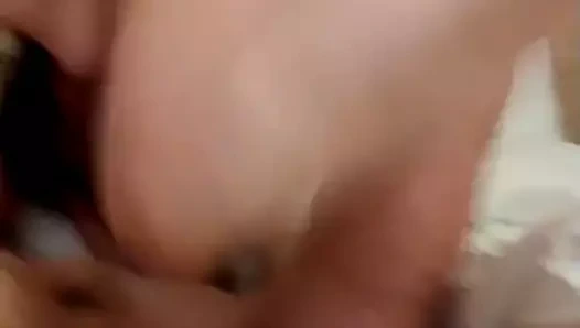 Christina'nın kedi dövülerek ve onu seven alıyor