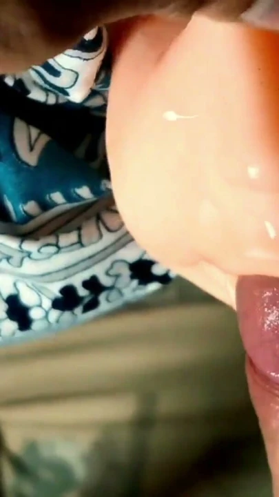 seks yapma makinesinin gerçekçi ağzını nazikçe ve uzun süre sikti, ağzını sıcak spermle doldurana kadar | Klip 2