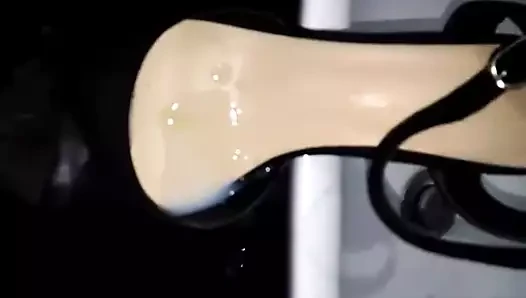 Kız kardeşinin siyah tırnağının kalın topuklu ayakkabılarına cumming