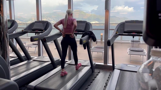 Yolcu gemisi spor salonundan bilinmeyen bir kızı seviyorum, onu sikmek için odasına gidiyorum ve boşalmamı bitirene kadar bana sakso çekiyor