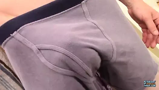 Straightnakedthugs: seksi Mickey Waters duşta işiyor ve büyük yükleri pompalıyor